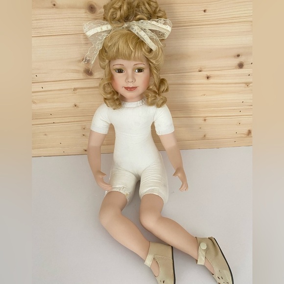 Vintage SHOW-STOPPERS Collectible Porcelain Doll Dawn - Picture 6 of 16